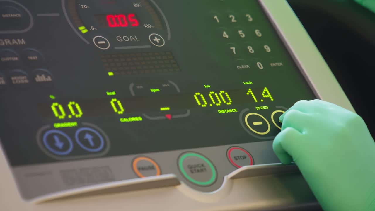 pruebas de fitness y rehabilitación: ajuste de una cinta de correr en un gimnasio del hospital