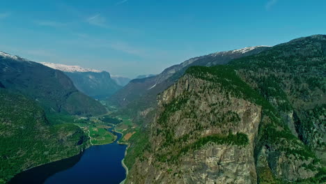 Aurland,-Norwegen-Mit-Atemberaubender-Fjord--Und-Berglandschaft,-Klarer-Tag,-Luftaufnahme