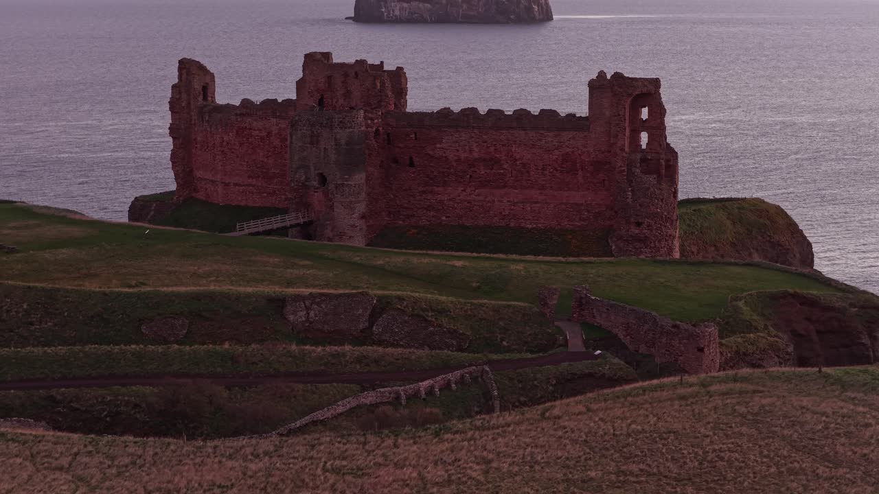 Tantallon slotsruiner med udsigt over havet ved solopgang