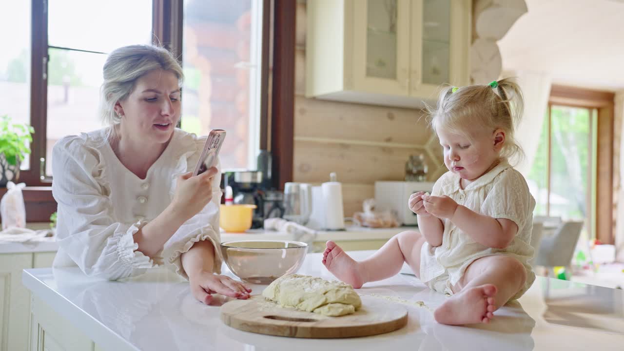 어머니 와 딸 이 함께 베이킹 하고 있다