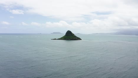 Drone-shot-of-a-small-Hawaiian-island-sitting-in-the-middle-of-the-Pacific-Ocean