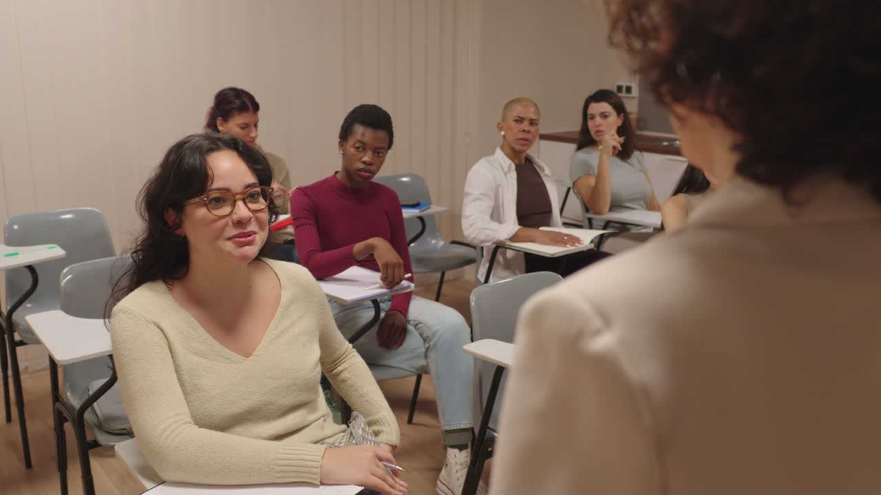 Situazione in classe con studenti e insegnanti