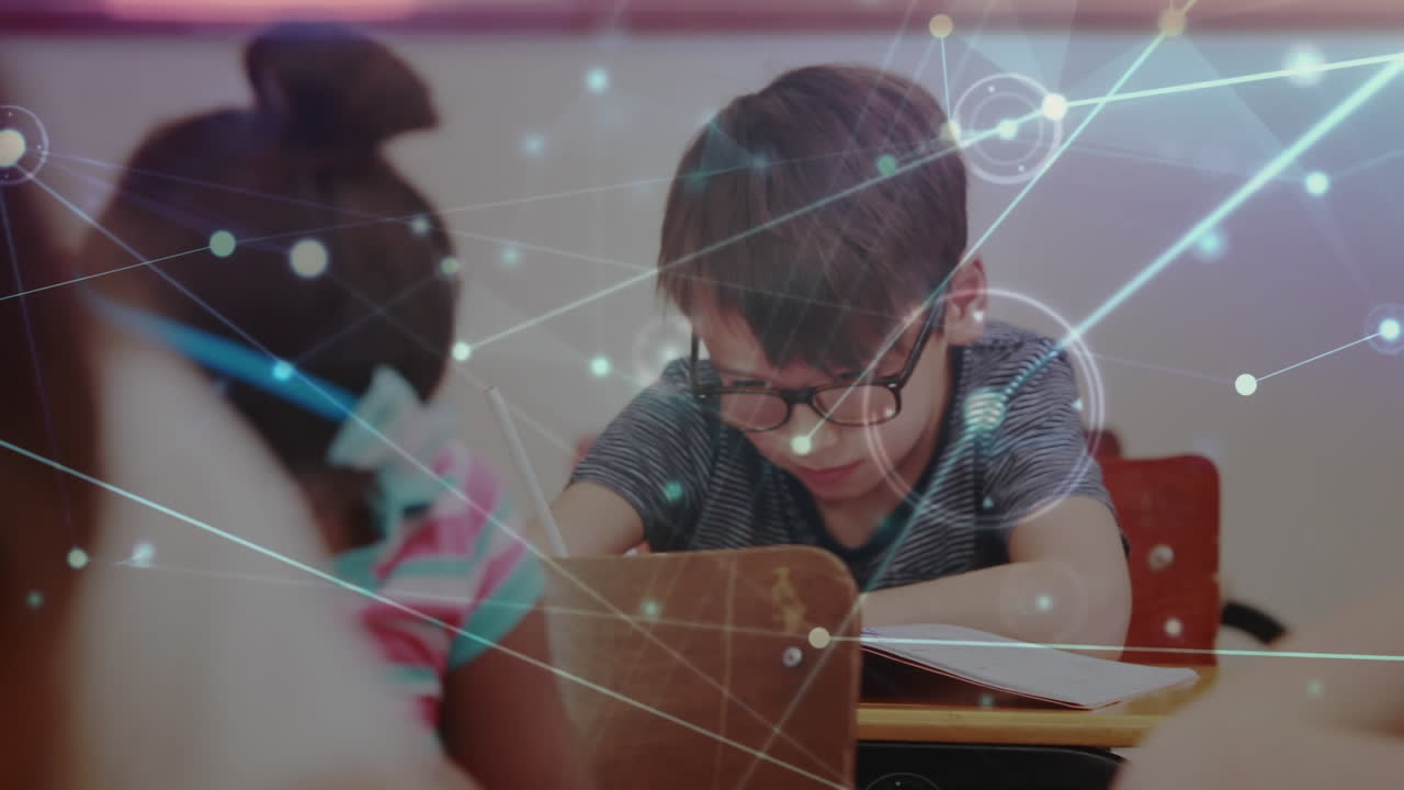 animación de la red de conexiones que se mueven sobre los escolares que escriben en clase