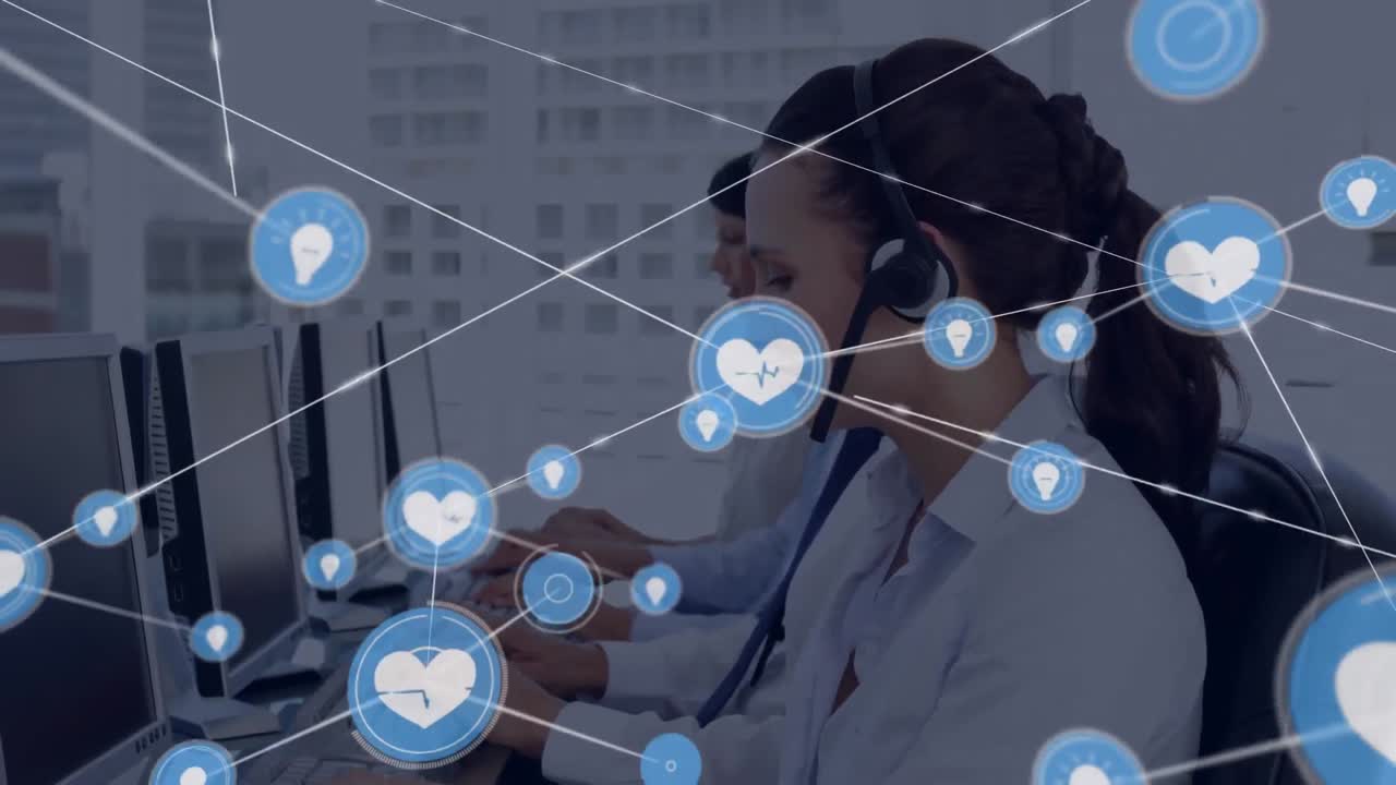animación de una red de iconos digitales sobre una mujer caucásica que usa auriculares de teléfono trabajando en la oficina