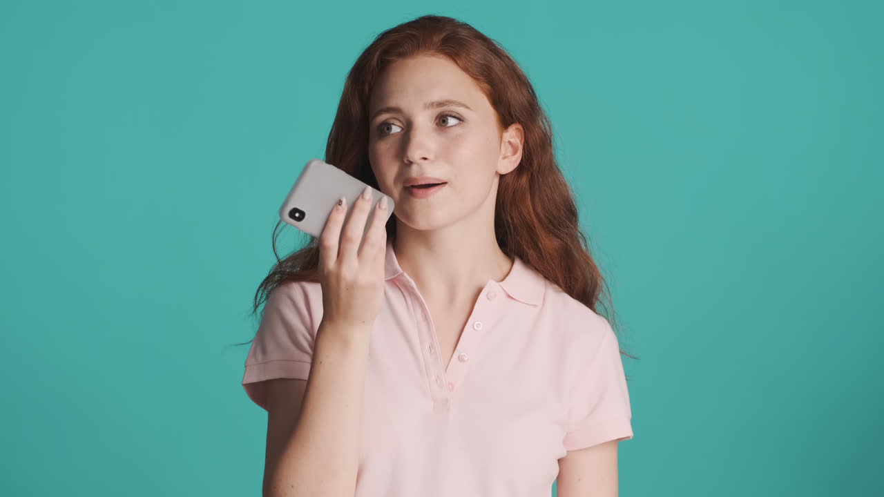 은 머리의 소녀가 카메라 앞에서 색 바탕에.