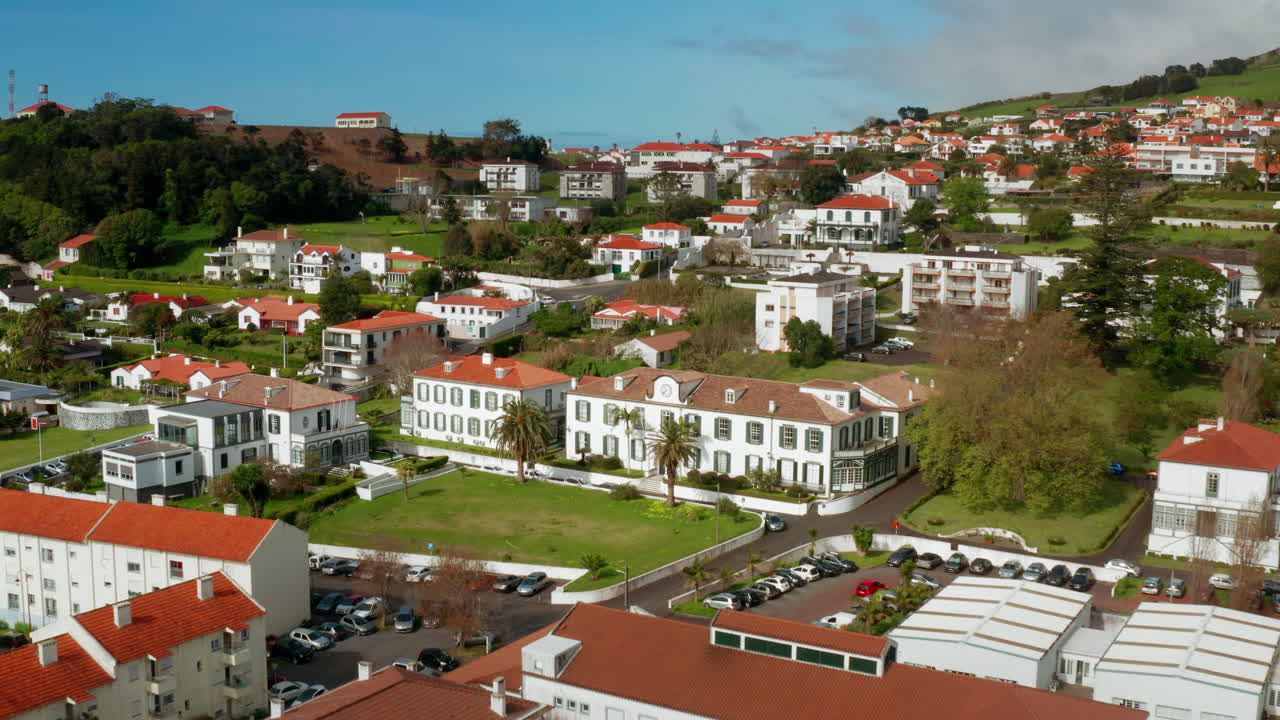 drone aéreo disparado o horta en el centro de la ciudad en la costa de la isla de faial, azores - portugal