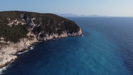 Luftaufnahme-Des-Klippenabschnitts-Und-Des-Blauen-Meeres-Auf-Der-Ionischen-Insel-Lefkada,-Griechenland