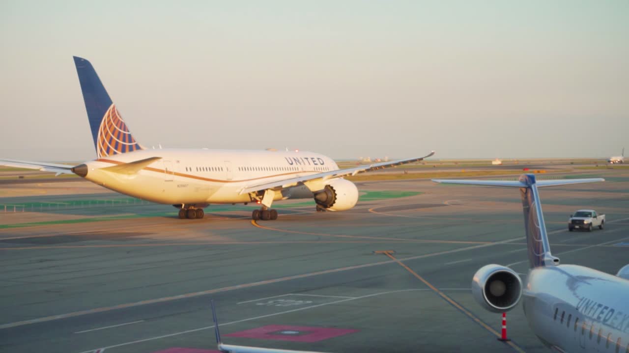 United airlines plane taxiing out to go to runway at San Francisco International Airport