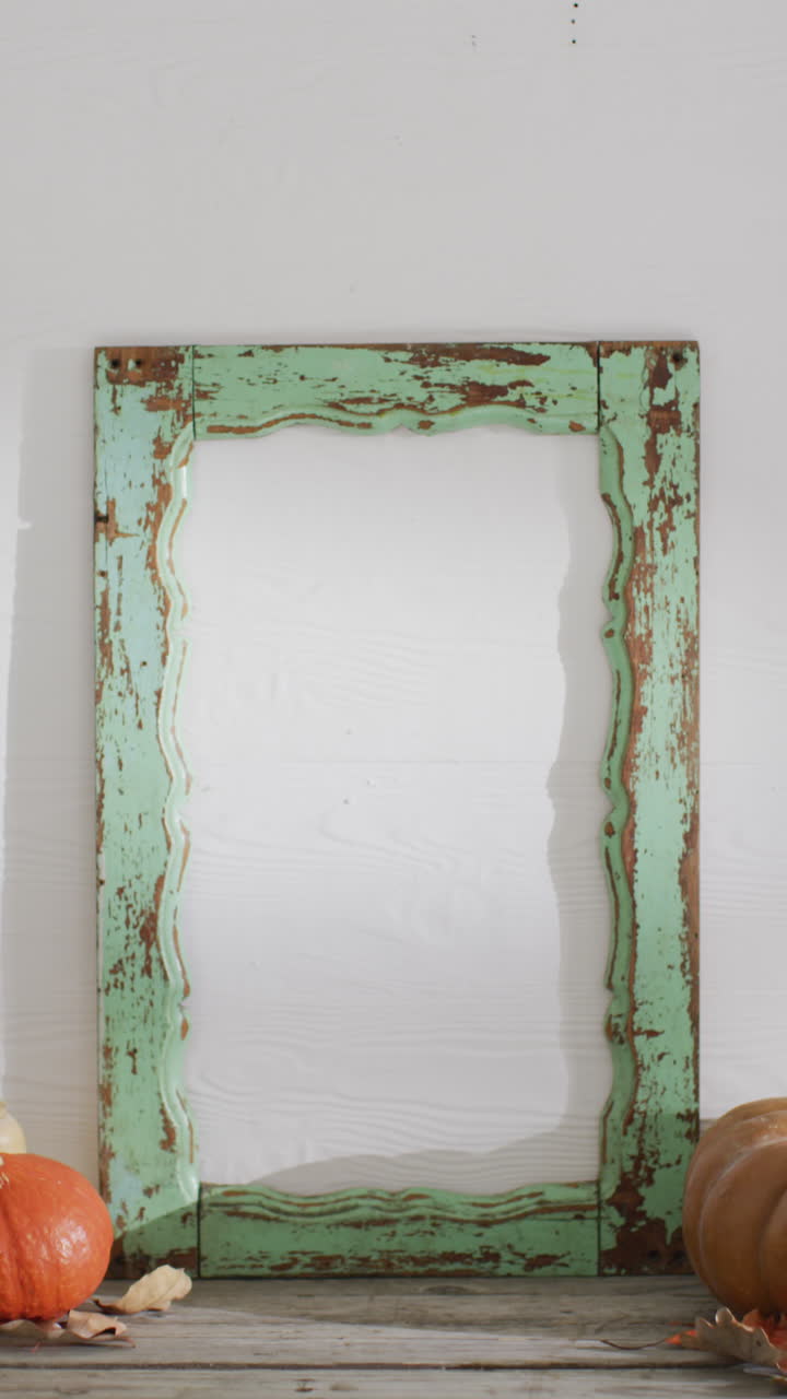 video vertical de calabazas con hojas de otoño y marco con espacio de copia en fondo blanco