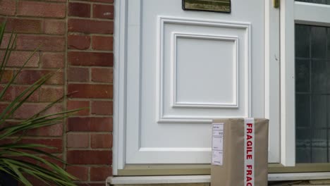 cu courier delivering parcel using social distancing