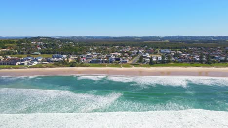 Vista-Panorámica-Del-Paisaje-Urbano-De-Lennox-Head-En-El-Paseo-Marítimo-De-Seven-Mile-Beach-En-Nueva-Gales-Del-Sur,-Australia