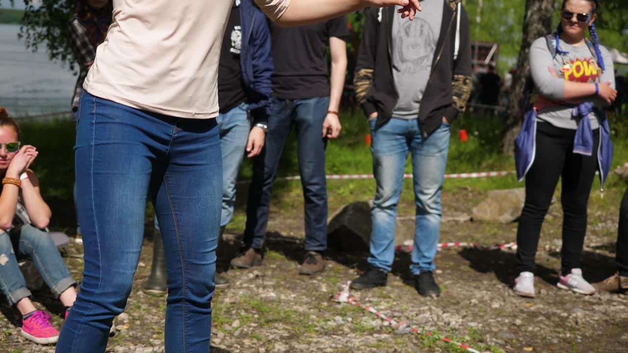 런스 보드에서 균형을 잡는 사람