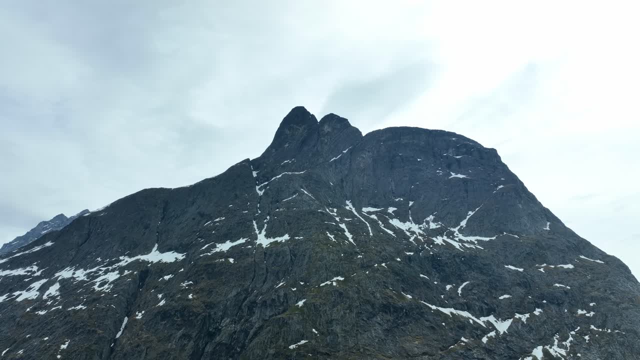 montaña romsdalshornet en noruega - vista aérea de la montaña conocida como el cuerno del valle de romsdalen