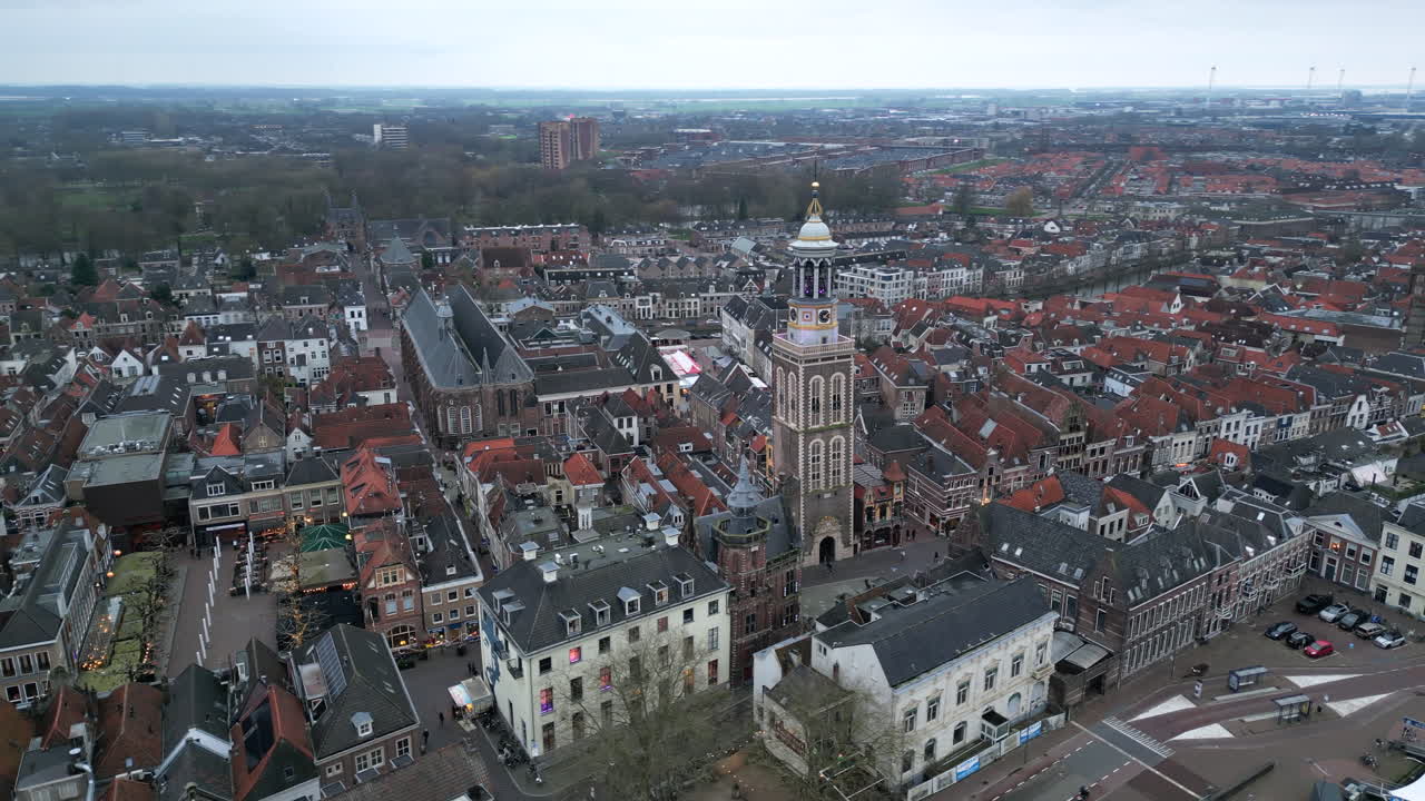 Nyt tårn ved Kampen bys skyline – luftfoto fra floden Ijssel.