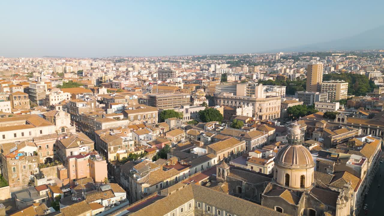 이탈리아 카타니아 위의 아름다운 드론 비행
