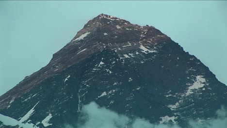 Everest-Gipfel-Leuchtet-Im-Späten-Tageslicht