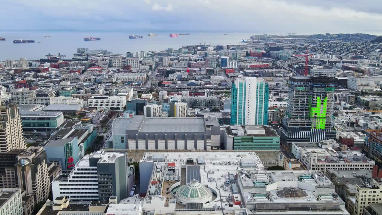 샌프란시스코 사우스 비치 동네의 에피컬 에어리얼 뷰, 비가 오는 하늘 아래, 캘리포니아, 미국