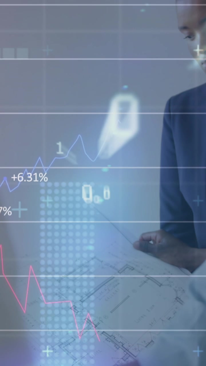Animazione di grafici, codici binari, linguaggio informatico su diversi colleghi che discutono un progetto
