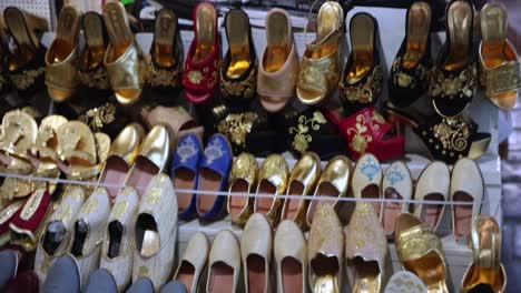 Nahaufnahme-Traditionelle-Schuhe-Der-Arabischen-Welt-Auf-Einem-Straßenstand-In-Souks,-Tunesien