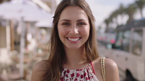 Retrato-De-Una-Hermosa-Joven-Sonriendo-Feliz-De-Vacaciones-Disfrutando-Del-Sol-Al-Aire-Libre