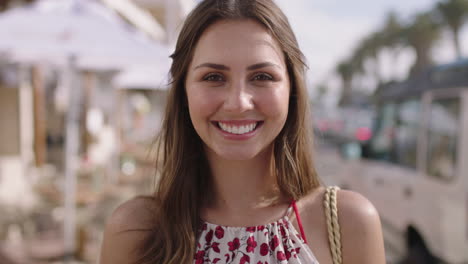 retrato de una hermosa mujer joven sonriendo feliz de vacaciones disfrutando del sol al aire libre