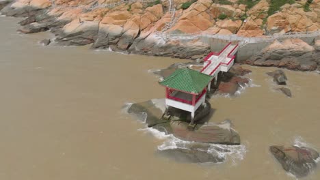 Toma-De-órbita-Aérea-Del-Pabellón-Chino-Tradicional-En-La-Costa-De-Coloane,-Macao