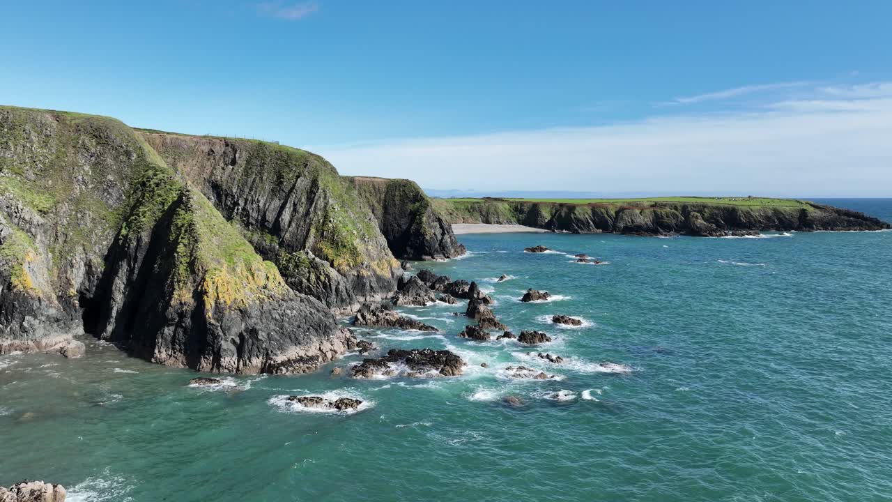 costa de irlanda dramáticos acantilados marinos en la cabeza de dunabrattin en la costa del cobre waterford en un día mágico de verano