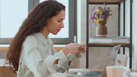 mujer trabajando en computadora portátil