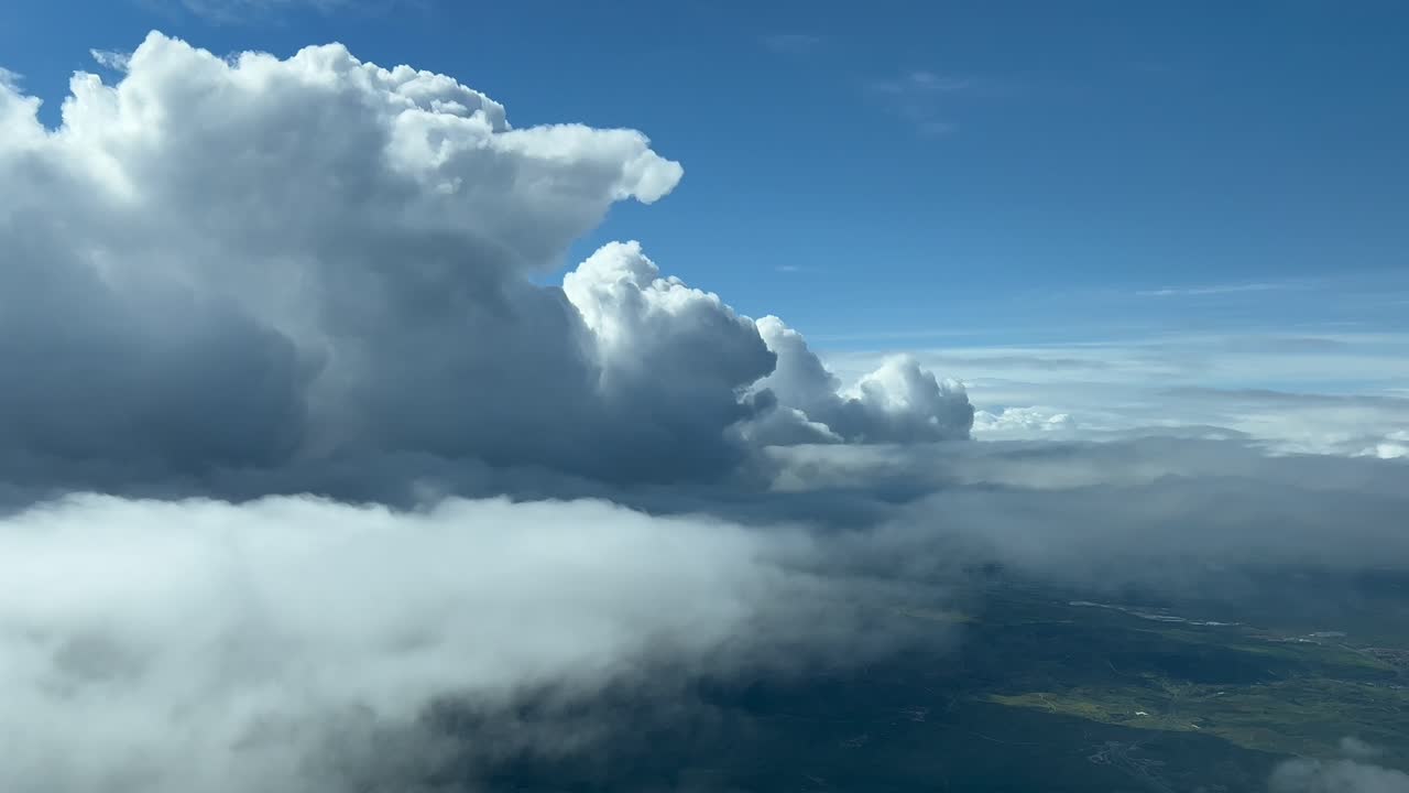 pov de un piloto, perspectiva inmersiva en un vuelo en tiempo real con algunas nubes tormentosas en el lado izquierdo de la escena