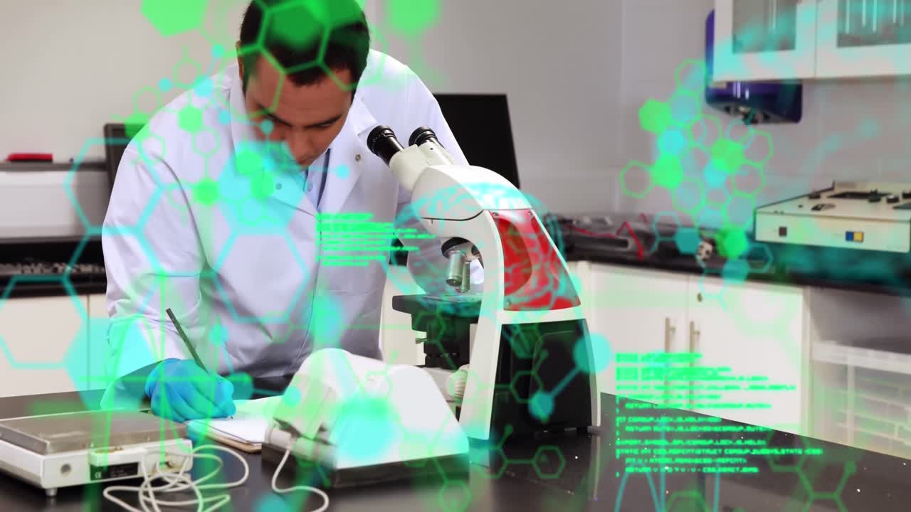 animación de lenguaje informático y estructura molecular sobre científico biracial usando el microscopio