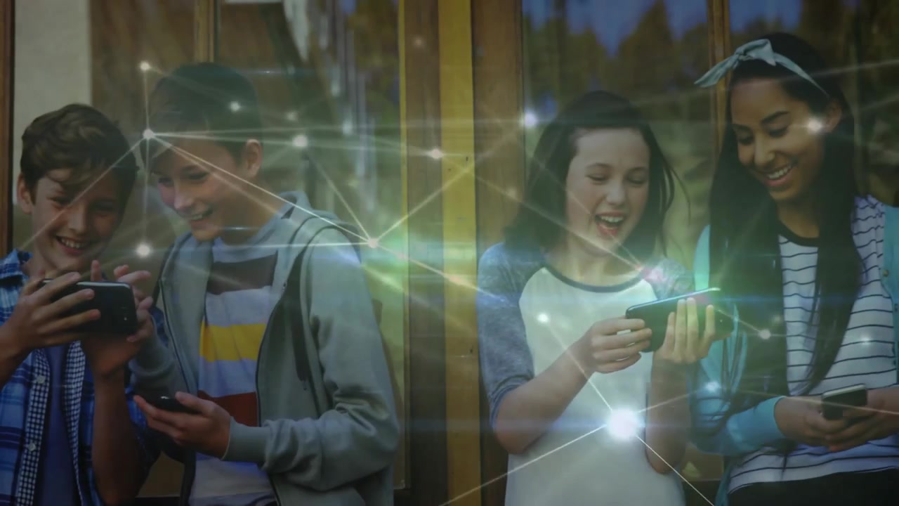 Dos chicos usando smartphones fuera de una puerta de madera, y amigos uniéndose, compartiendo contenido tecnológico.