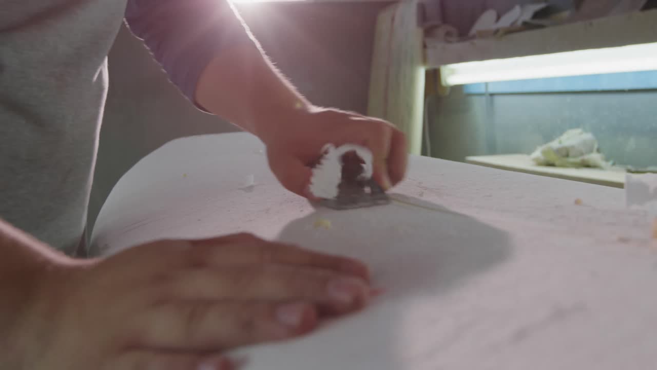 남성 서프보드 제작자 가 작업실 에서