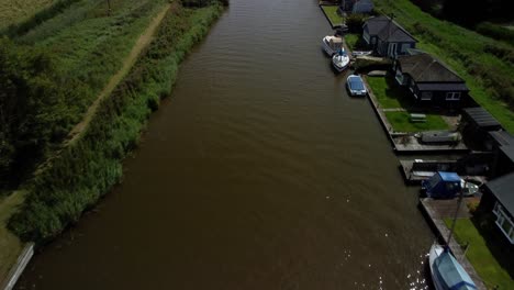 Imágenes-Aéreas-De-Drones-4k-Que-Se-Desplazan-A-Lo-Largo-Del-Río-Yare-Con-Algunos-Barcos-Y-Sorprendentes-Propiedades-Junto-Al-Río,-Tablas-Norfolk,-Norfolk