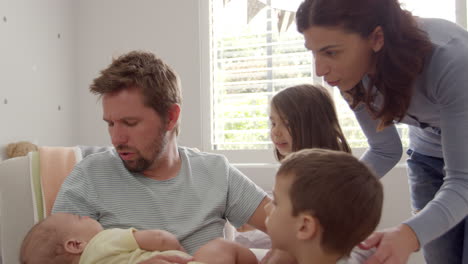 familia con hijos y un hijo recién nacido en la guardería