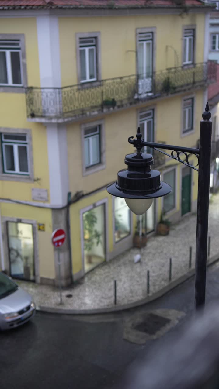 дождливая уличная сцена с фонарем