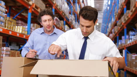 Warehouse-workers-working-together-