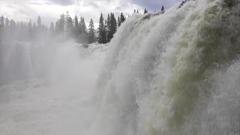 Zeitlupenvideo-Der-Wasserfall-Ristafallet-Im-Westlichen-Teil-Von-Jämtland-Gilt-Als-Einer-Der-Schönsten-Wasserfälle-Schwedens.