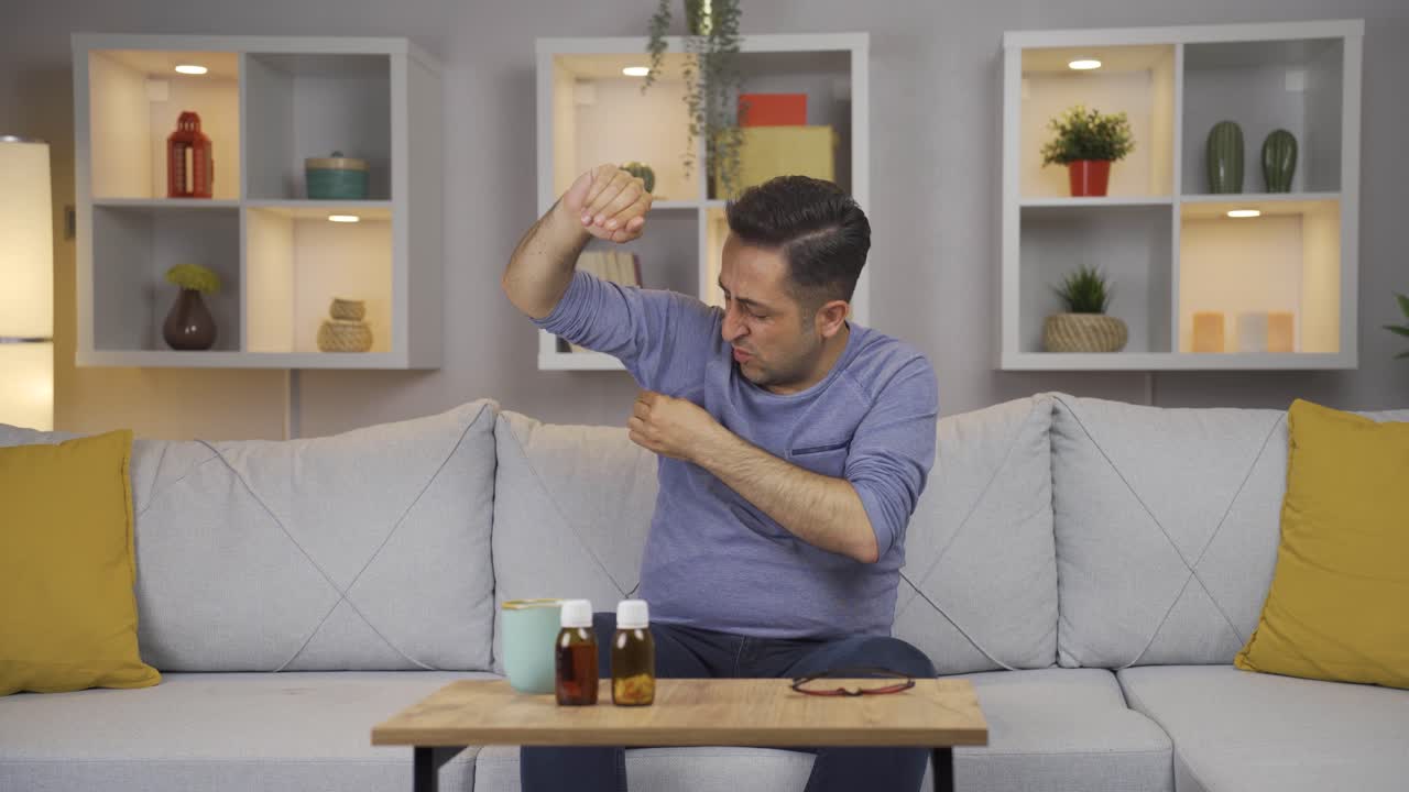 hombre con picazón en las axilas. problema de hongos.