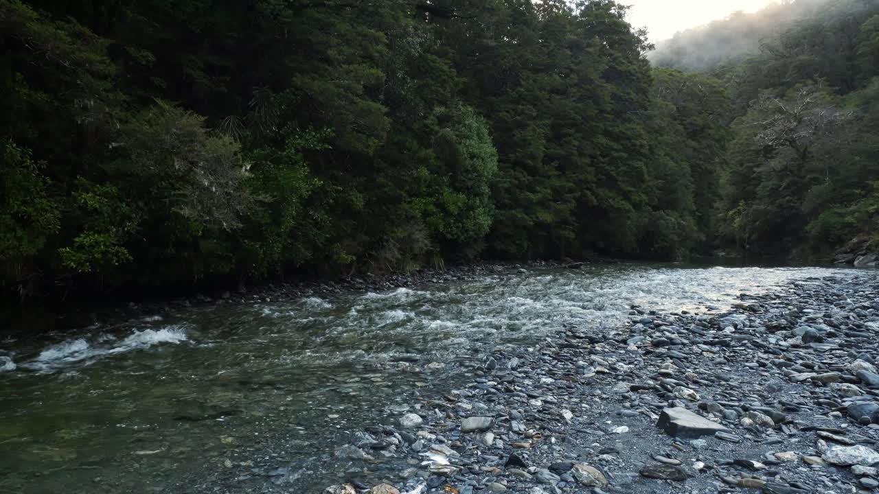 Fiume impetuoso, cascate Fantail nel Parco nazionale del Monte Aspiring, distretto di Westland, Nuova Zelanda