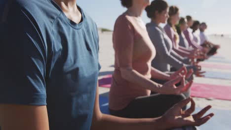 Multiethnische-Gruppe-Von-Frauen,-Die-Yoga-Position-Am-Strand-Und-Im-Hintergrund-Des-Blauen-Himmels-Machen