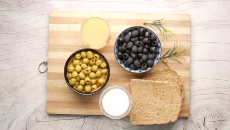 desayuno con aceitunas, pan y jugo