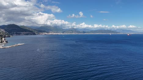 Drohnenperspektive-Der-Grünen-Amalfiküste,-Eingebettet-Zwischen-Dem-Tyrrhenischen-Meer-Und-Majestätischen-Bergen,-Klarem-Blauen-Himmel,-Italien