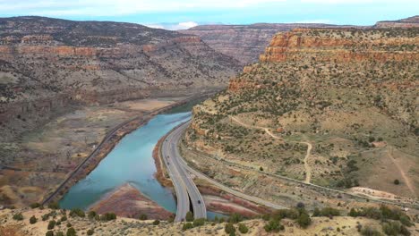 Colorado-Buttes-Con-El-Río-Colorado-Y-El-Tráfico