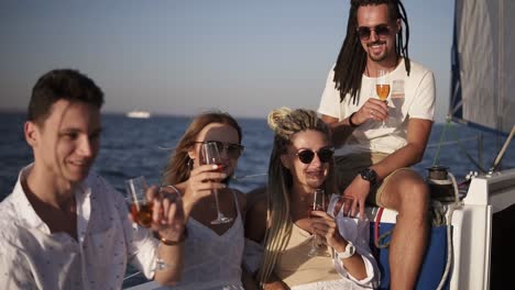 Freunde-Verbringen-Ein-Wochenende-Auf-Einer-Yacht