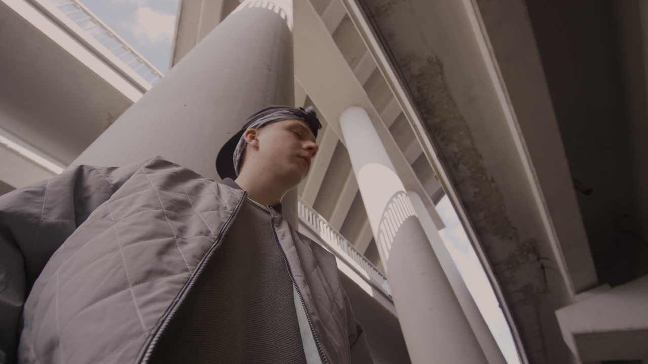 야외에서 포즈를 취하는 젊은 남자