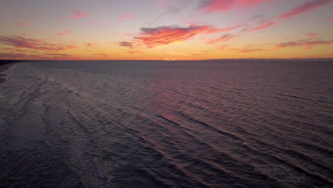 Bunter-Rosafarbener-Sonnenunterganghimmel-Mit-Flauschigen-Wolken