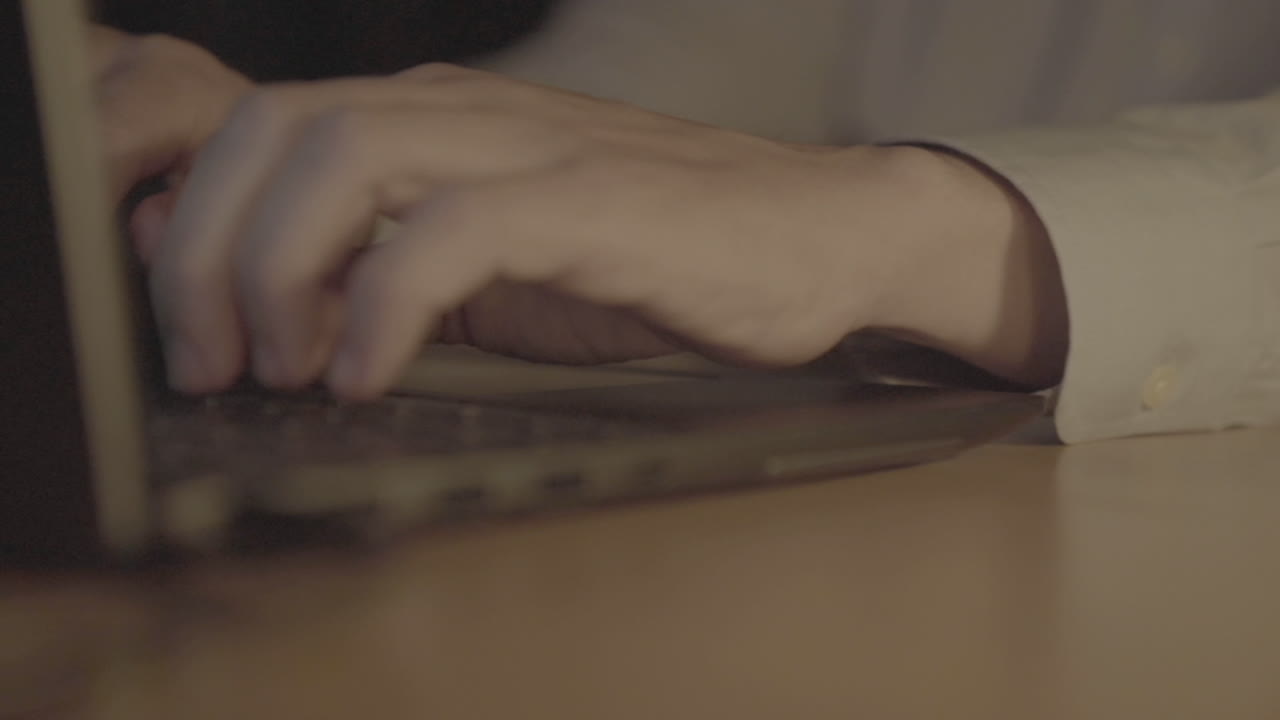 노트북에 입력하는 사람