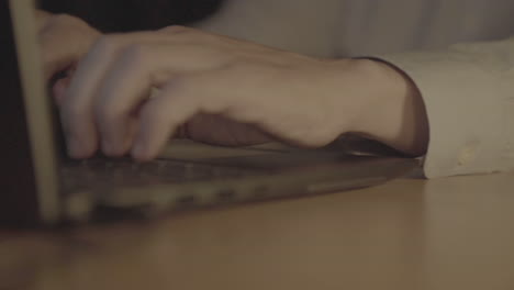 persona escribiendo en una computadora portátil