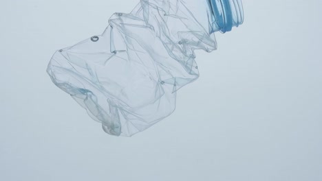 contaminación bajo el agua botella de plástico