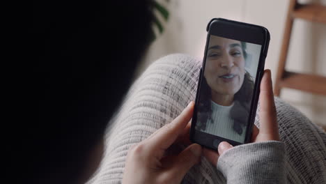 Mujer-Joven-Teniendo-Video-Chat-Usando-Un-Teléfono-Inteligente-En-Casa-Charlando-Con-Un-Amigo-Disfrutando-De-Una-Conversación-Compartiendo-Su-Estilo-De-Vida-En-Un-Teléfono-Móvil